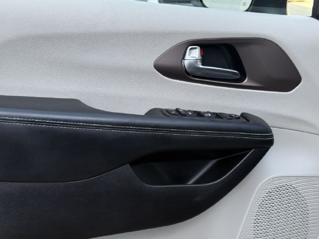 Used 2022 Chrysler Voyager LX FWD image 23