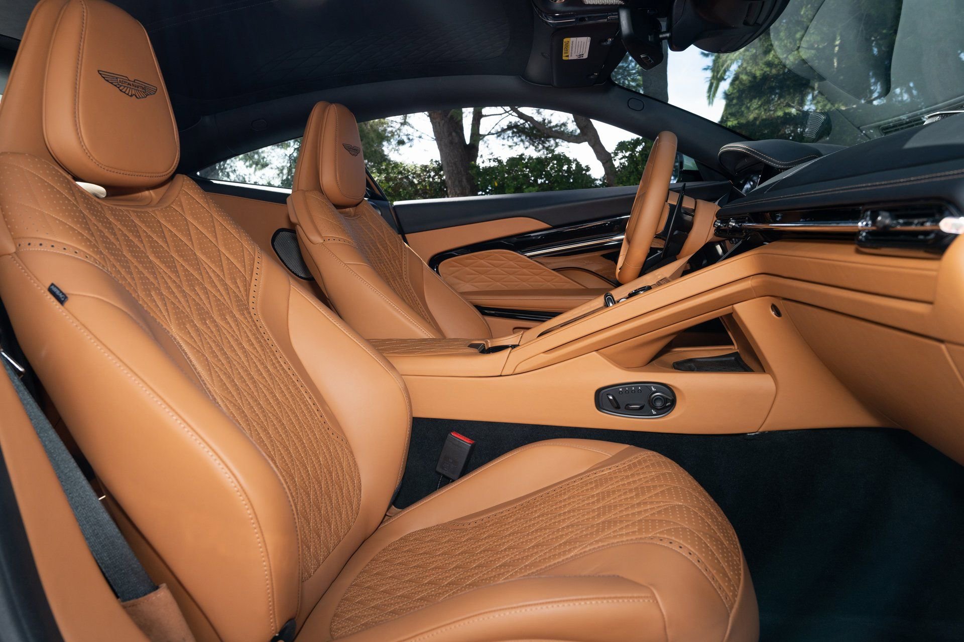 Used 2024 Aston Martin DB12 Coupe image 21