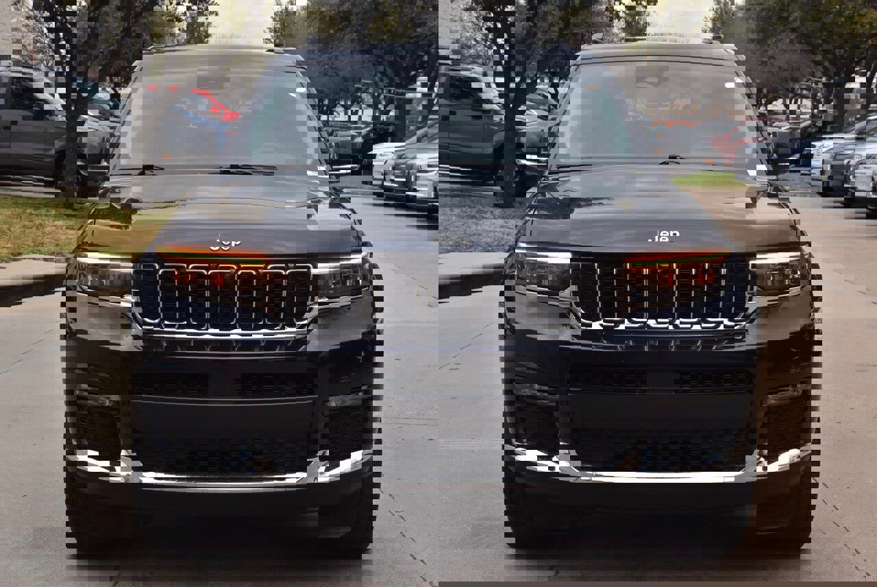 Used 2023 Jeep Grand Cherokee L Limited w/ Luxury Tech Group II image 3