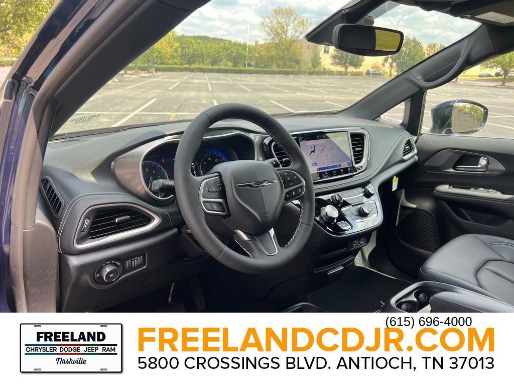 New 2025 Chrysler Pacifica Select image 8