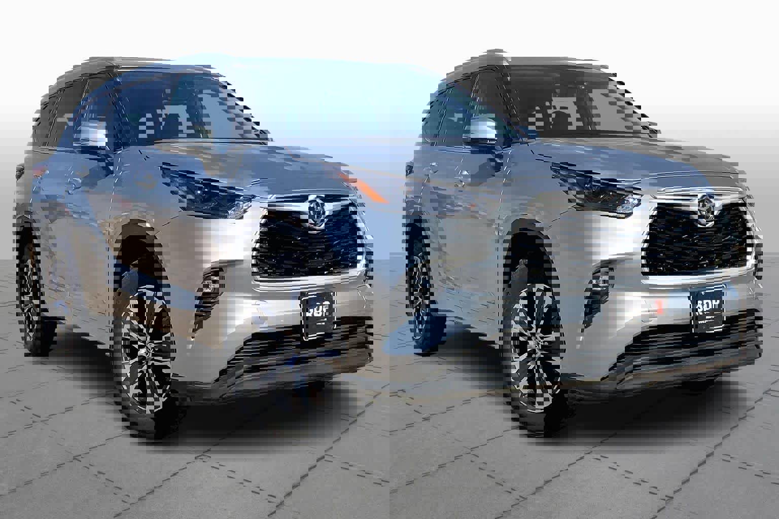 Used 2023 Toyota Highlander XLE image 3