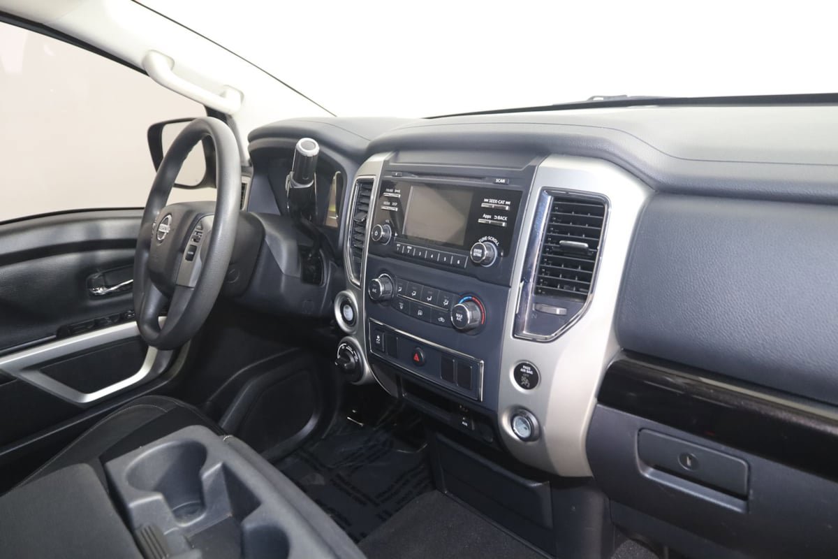 Used 2017 Nissan Titan SV AWD/4WD image 35