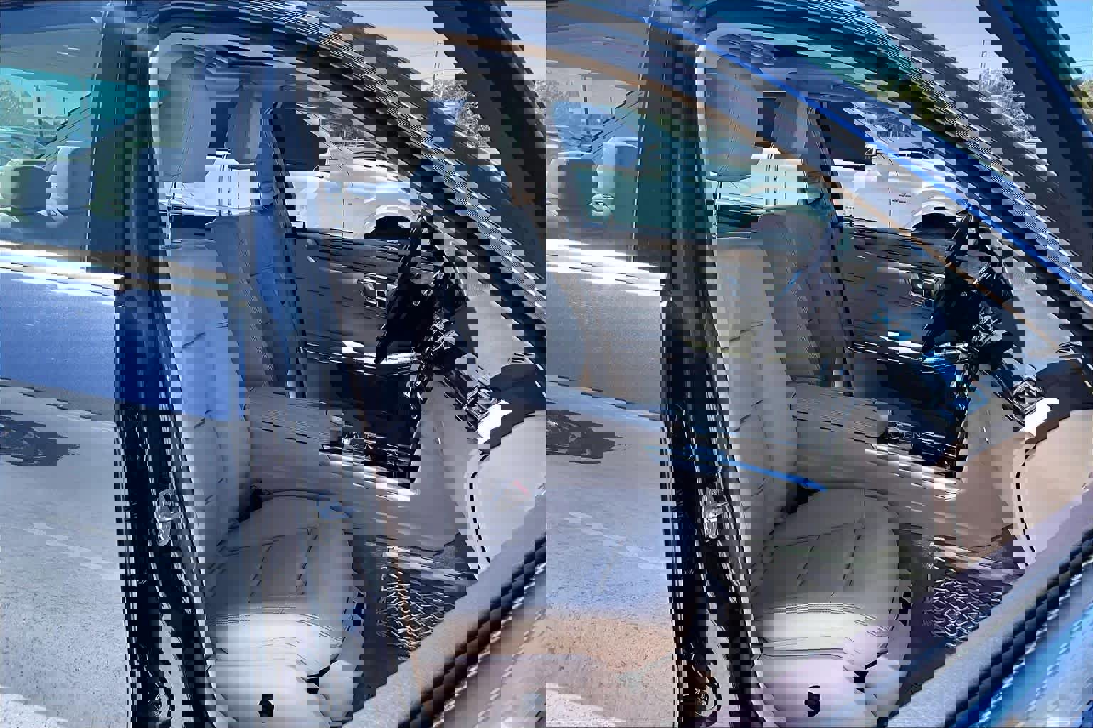 Used 2014 Mercedes-Benz E 350 4MATIC Sedan image 9