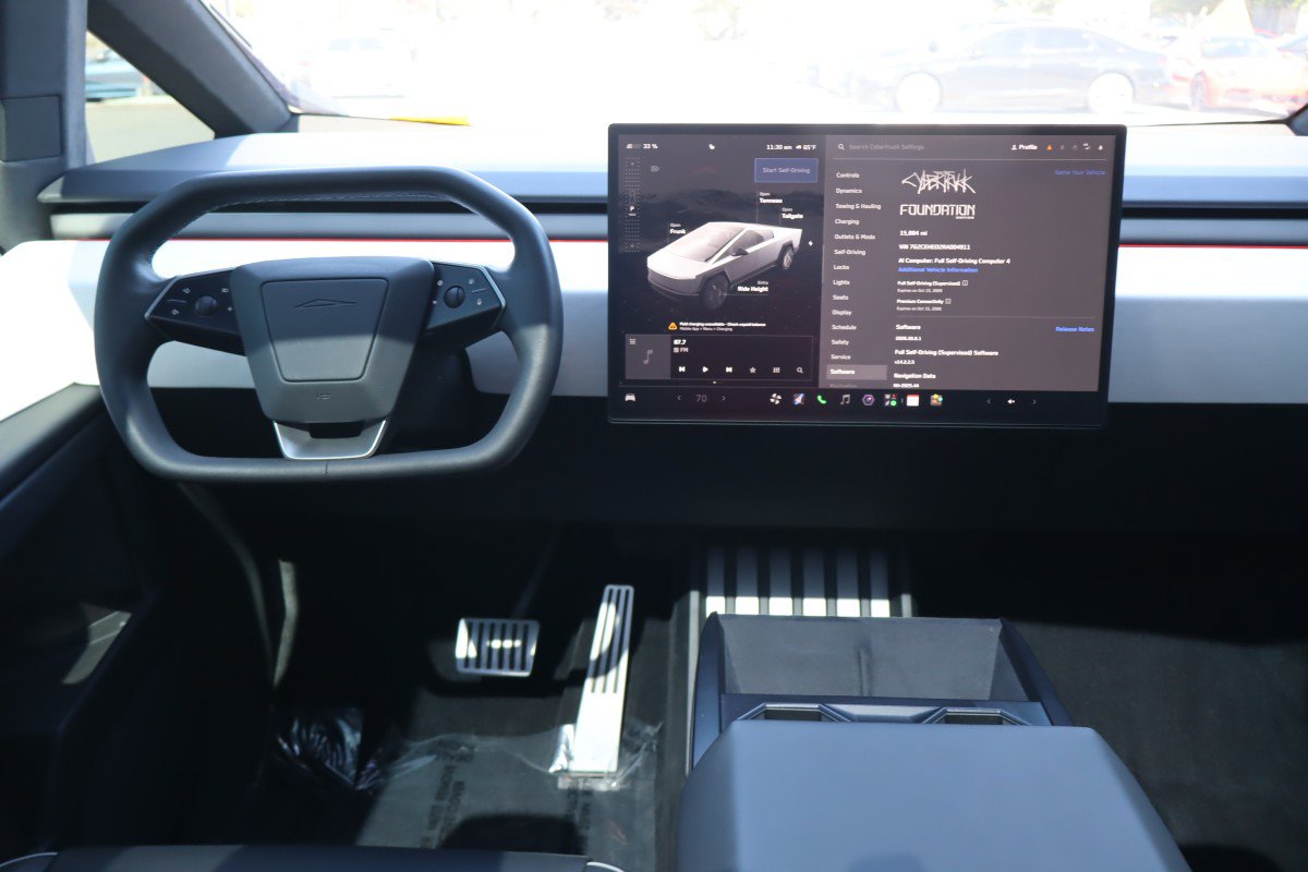 Used 2024 Tesla Cybertruck AWD Crew Cab image 21