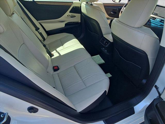 Used 2024 Lexus ES 300h w/ Luxury Package FWD image 21