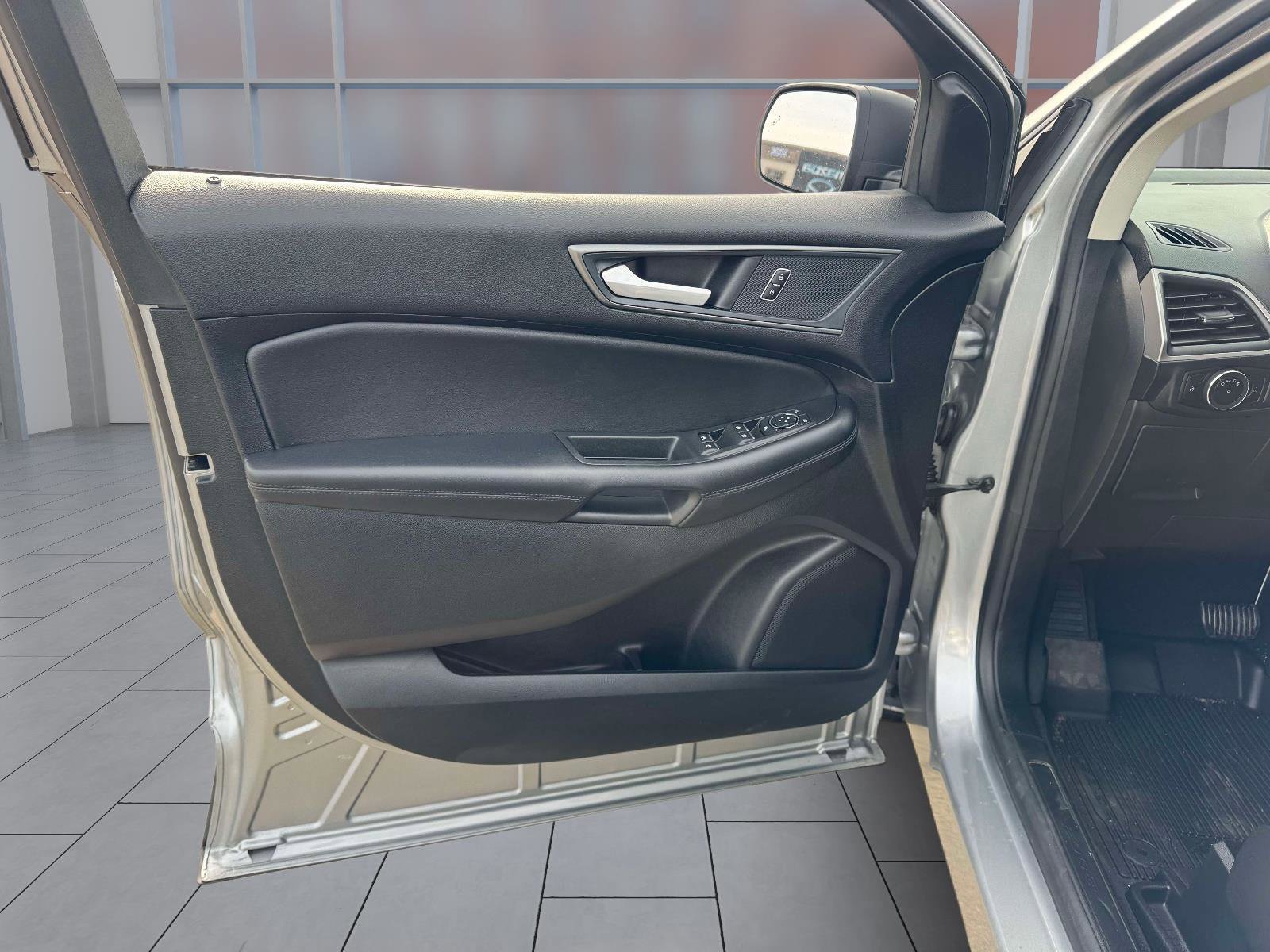 Certified 2024 Ford Edge SE image 18