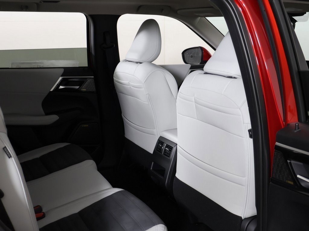 New 2025 Mitsubishi Outlander SE image 32