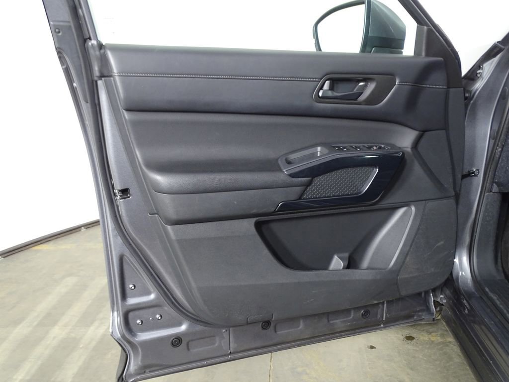 Used 2024 Nissan Pathfinder SV image 17