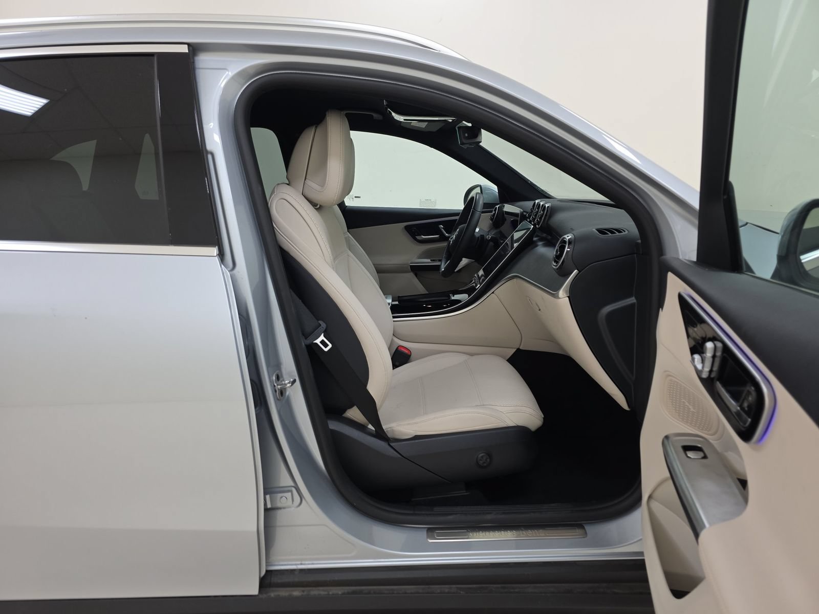 Used 2025 Mercedes-Benz GLC 350e 4MATIC image 11