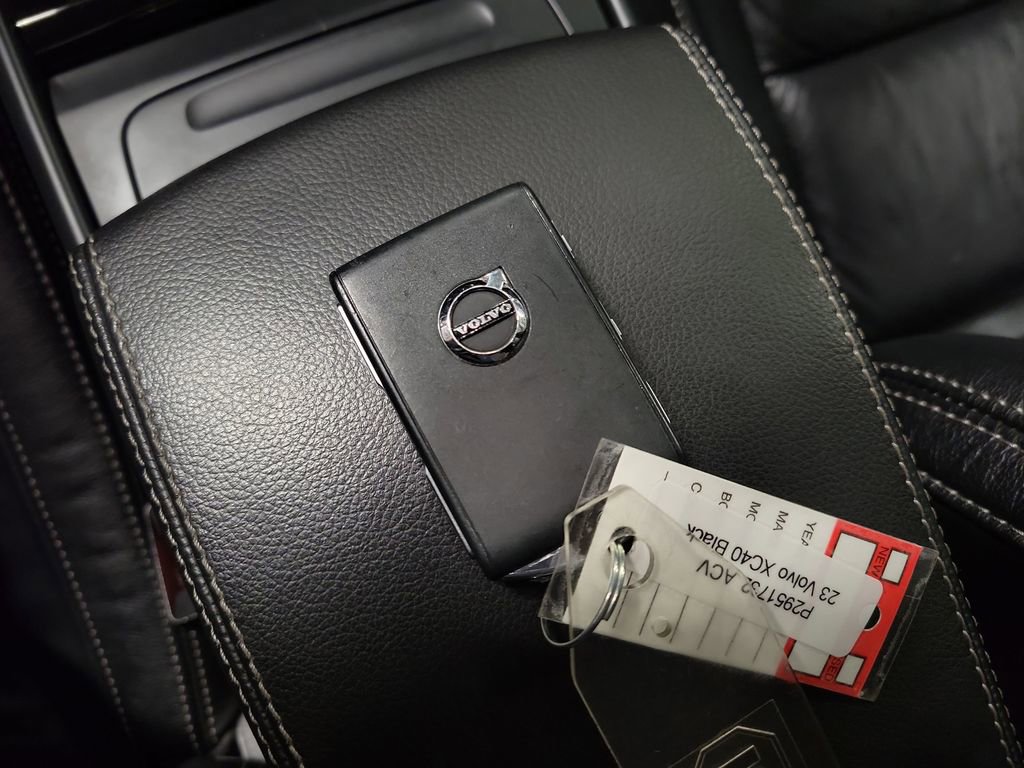Used 2023 Volvo XC40 B5 Plus AWD/4WD image 15