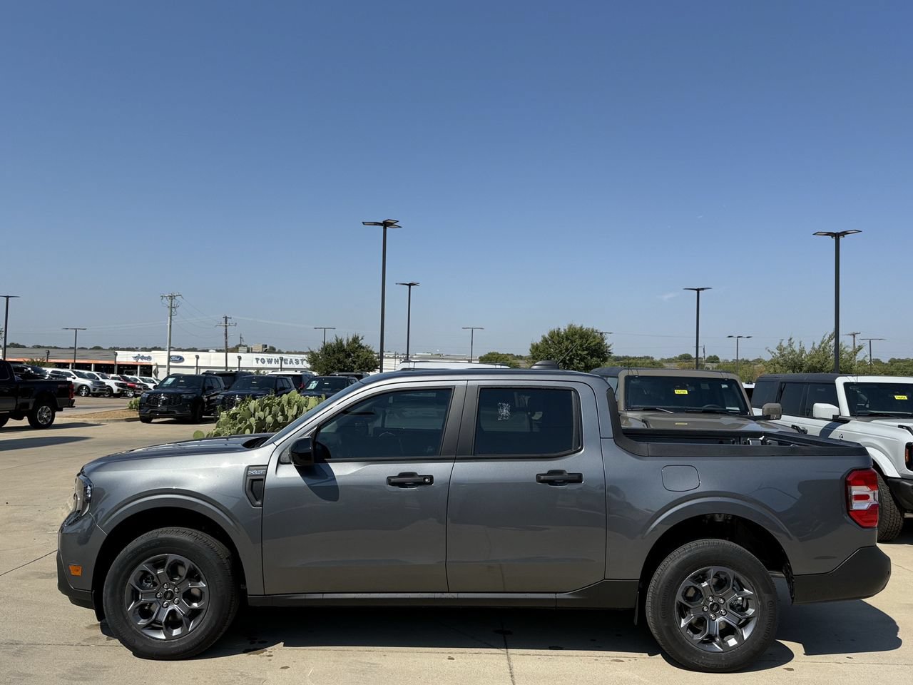New 2026 Ford Maverick XLT w/ XLT Luxury Package FWD image 3