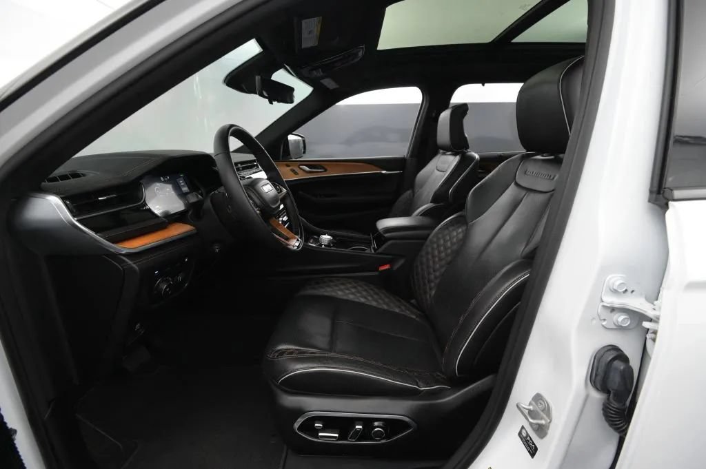 Used 2022 Jeep Grand Cherokee Summit AWD/4WD image 46
