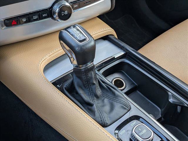 Used 2017 Volvo XC90 T6 Momentum w/ Vision Package image 11