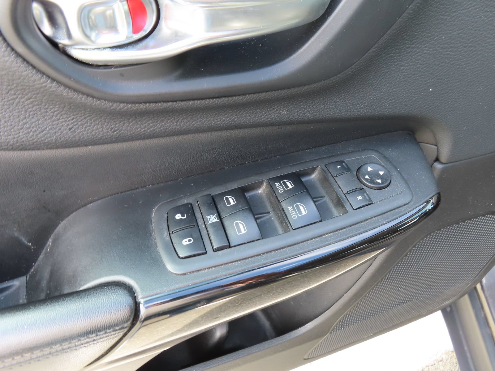 Used 2019 Jeep Cherokee Latitude Plus AWD/4WD image 12