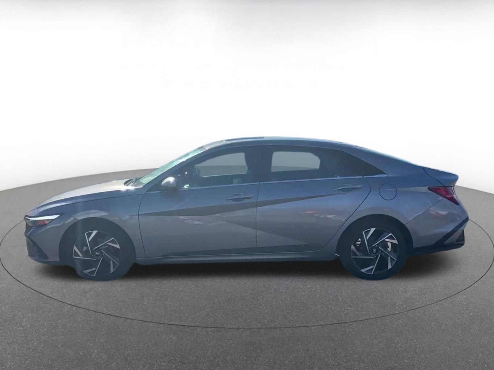 Used 2025 Hyundai Elantra SEL image 9
