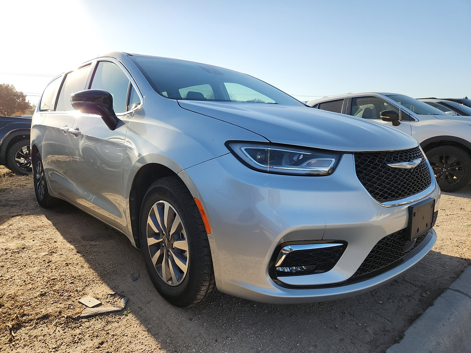 Used 2024 Chrysler Pacifica Select image 1