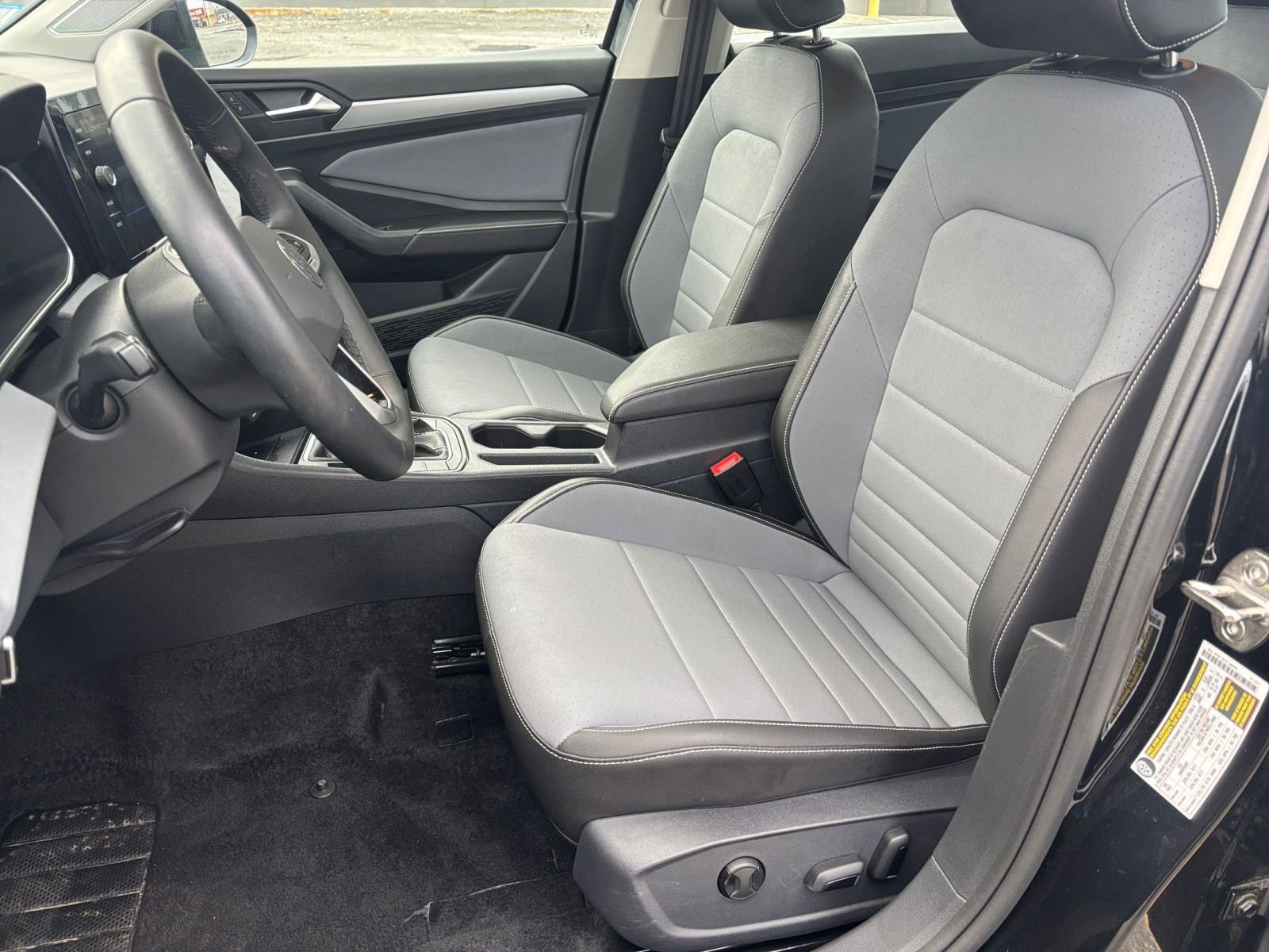 Used 2025 Volkswagen Jetta SE image 32