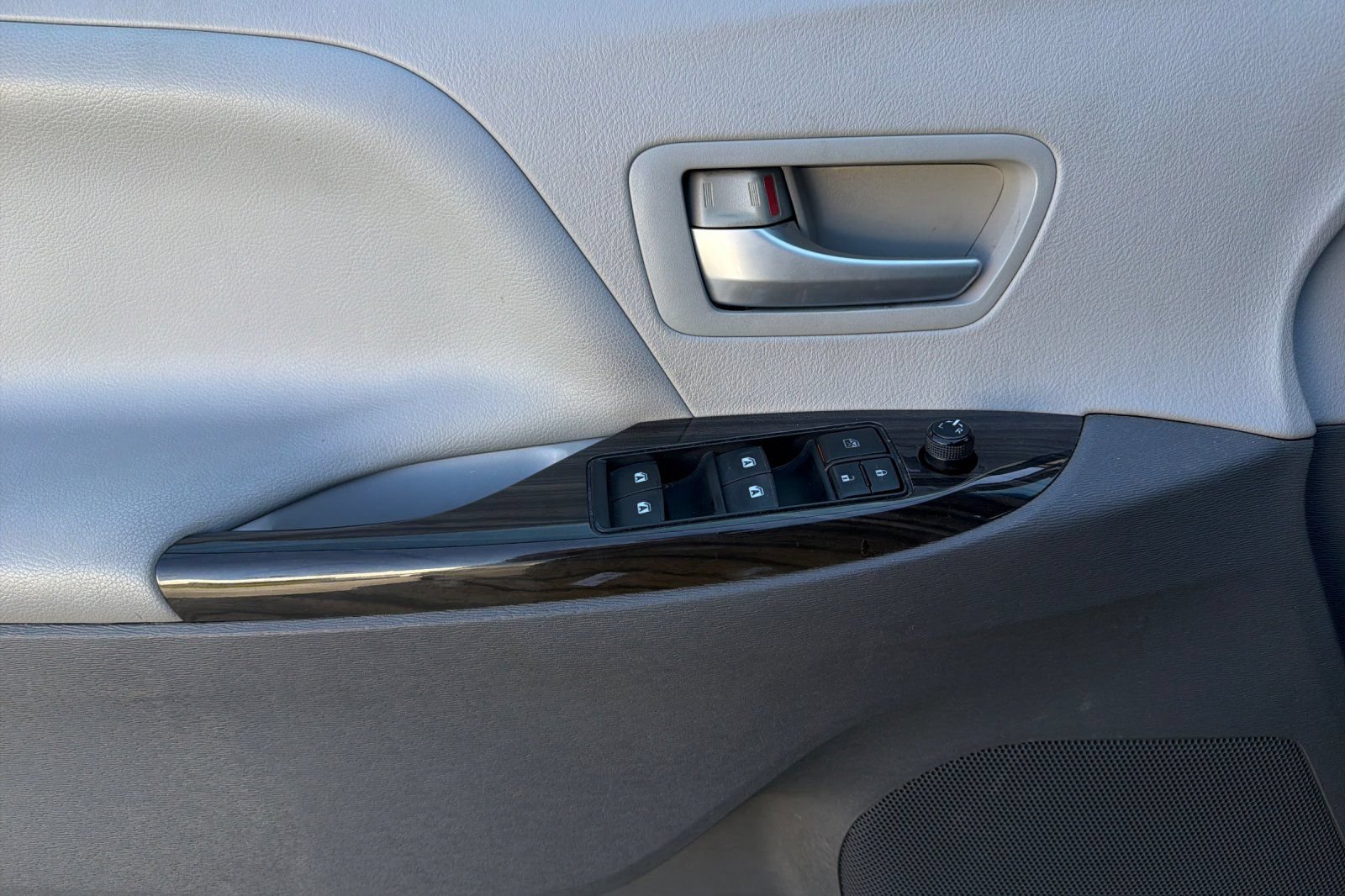 Used 2015 Toyota Sienna XLE FWD image 13