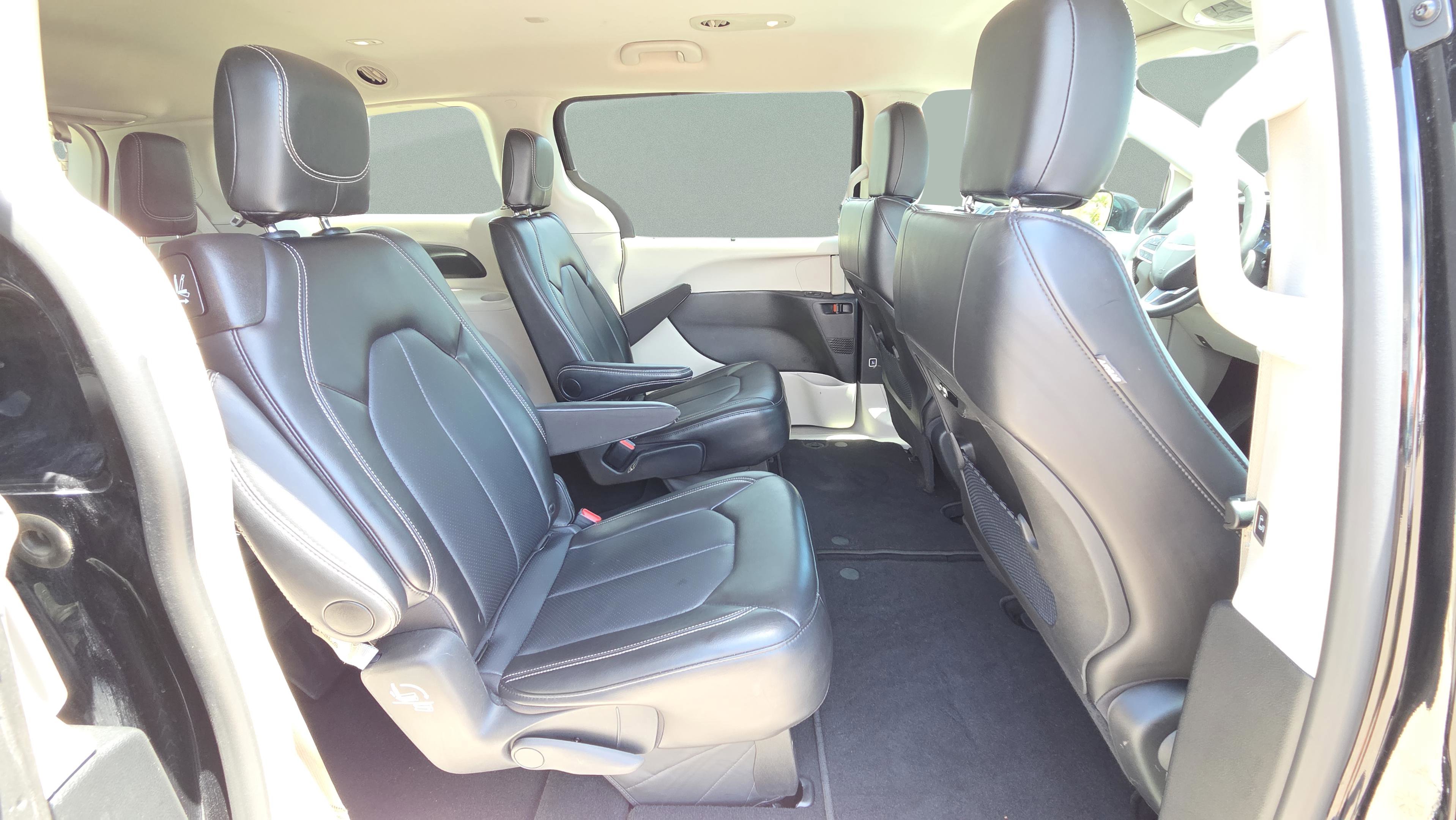 Used 2024 Chrysler Pacifica Touring-L FWD image 16