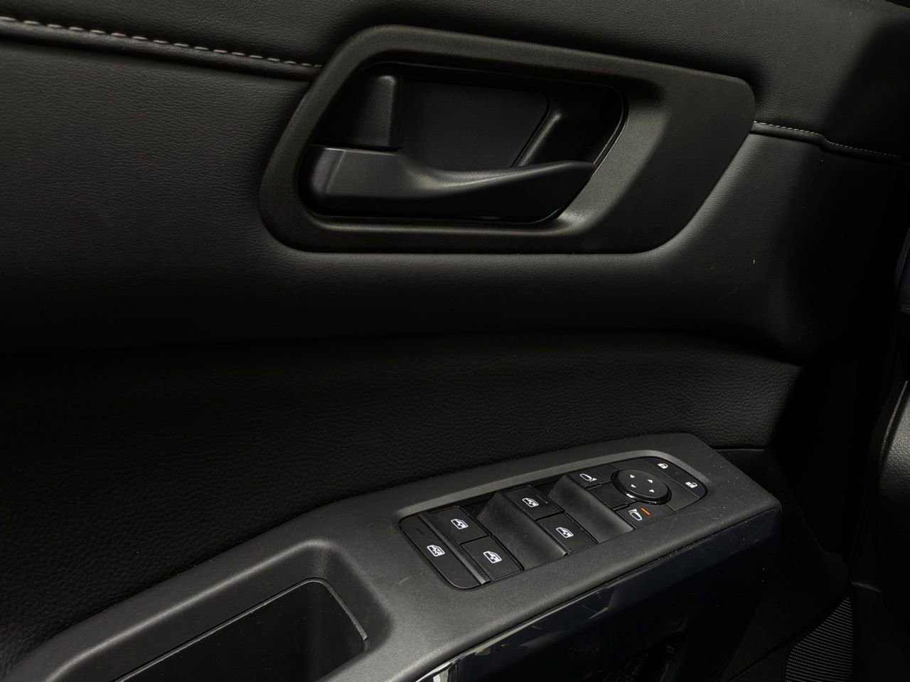 Used 2025 Nissan Pathfinder SV FWD image 22