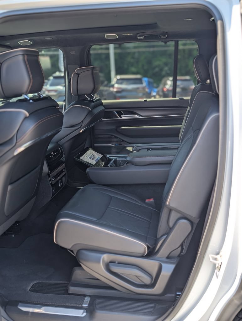 Used 2025 Jeep Grand Wagoneer Series III w/ Quick Order Packagew 28T AWD/4WD image 33