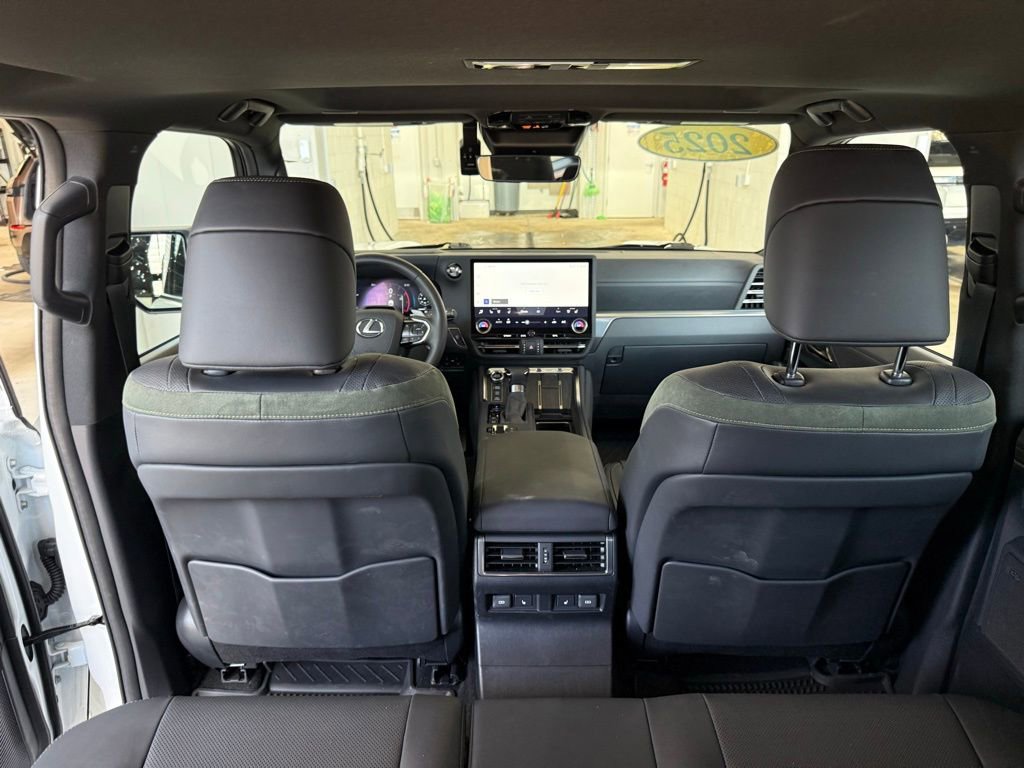 Used 2025 Lexus GX 550 w/ Accessory Package (32) AWD/4WD image 21