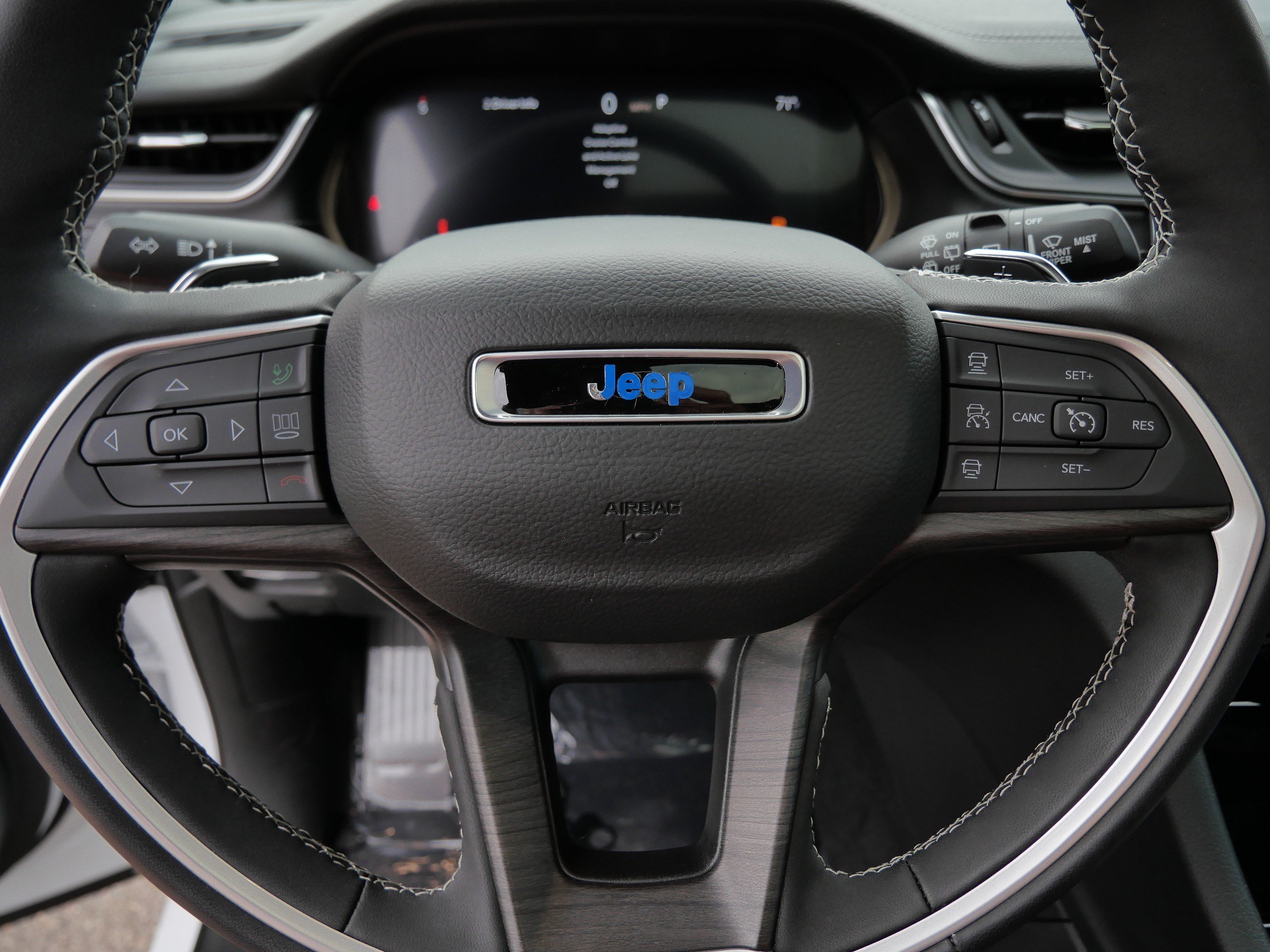 Used 2025 Jeep Grand Cherokee Limited AWD/4WD image 25