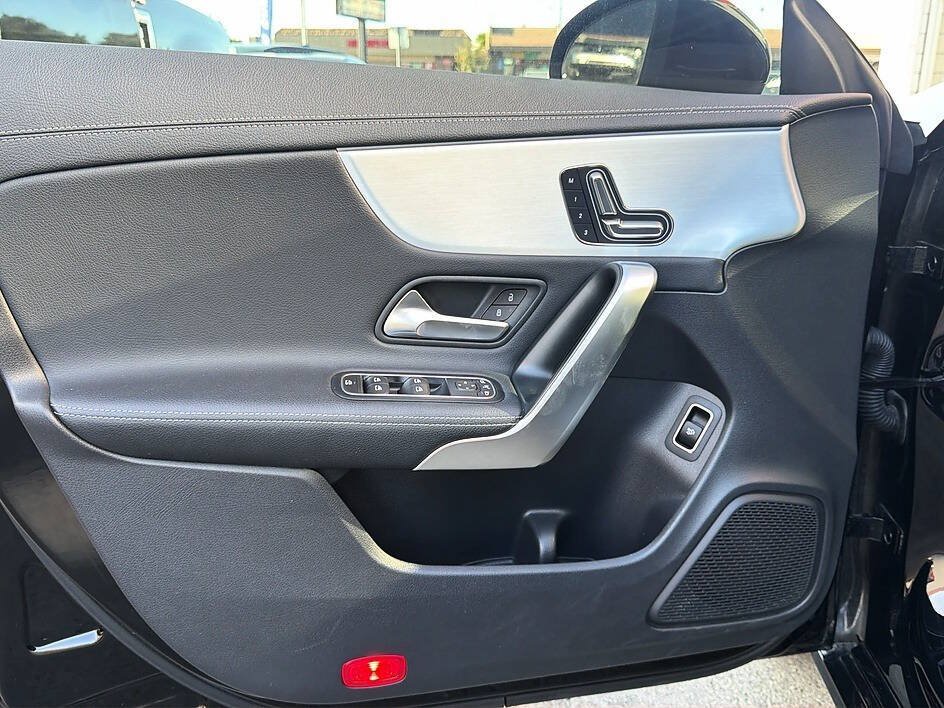 Used 2025 Mercedes-Benz CLA 250 4MATIC image 4