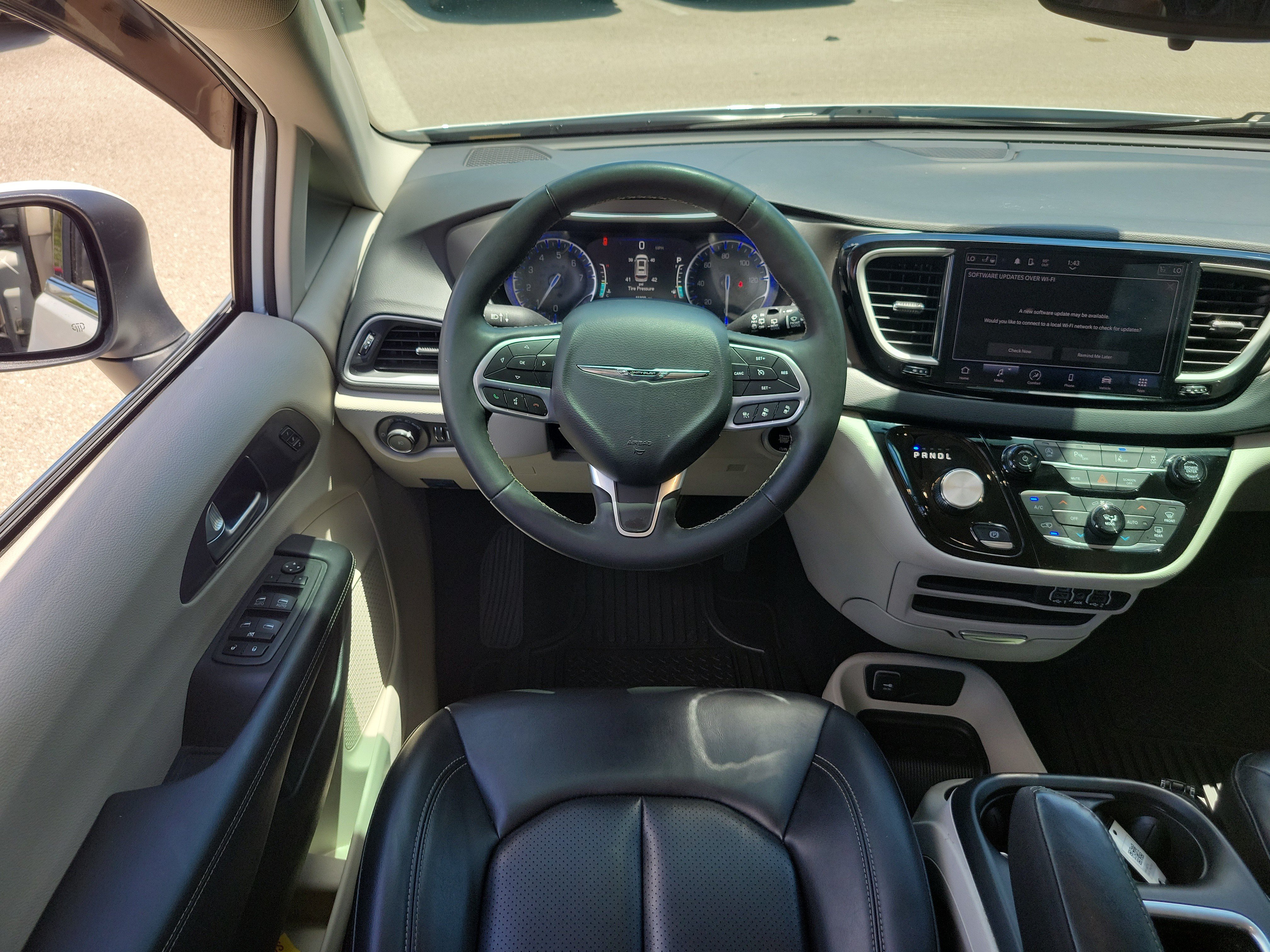 Used 2023 Chrysler Pacifica Touring-L FWD image 16