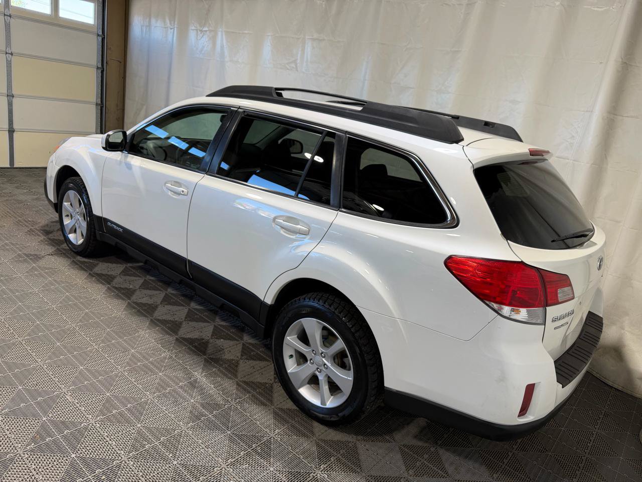 Used 2013 Subaru Outback 2.5i Premium w/ All-Weather Pkg AWD/4WD image 4