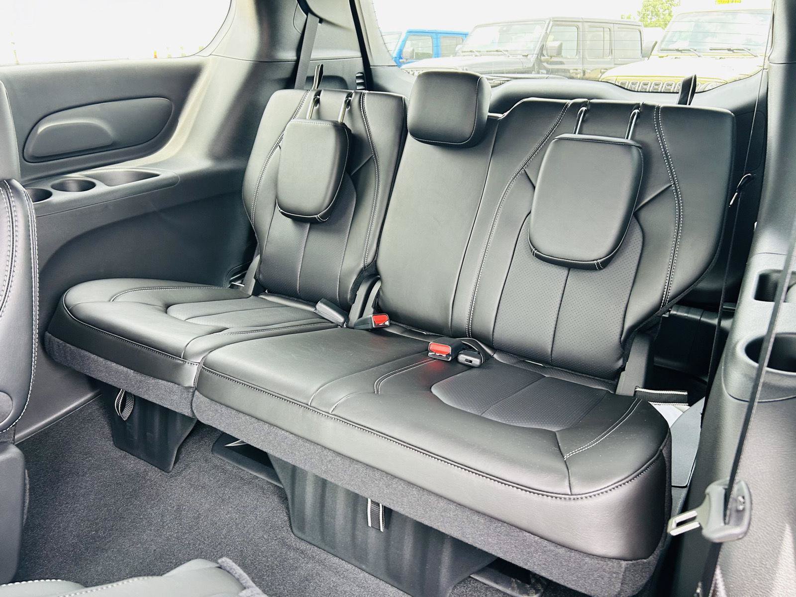 New 2027 Chrysler Pacifica Select FWD image 26