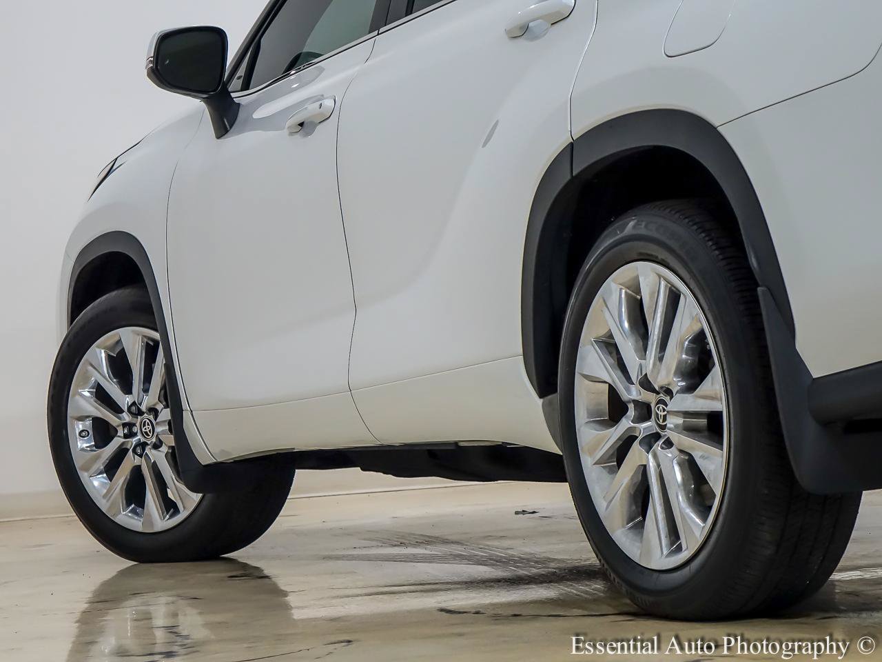 Used 2024 Toyota Highlander Limited AWD/4WD image 11