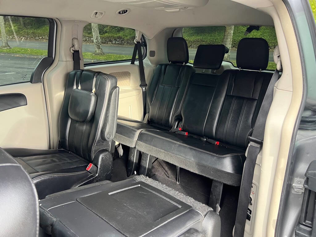 Used 2013 Chrysler Town & Country Touring image 16