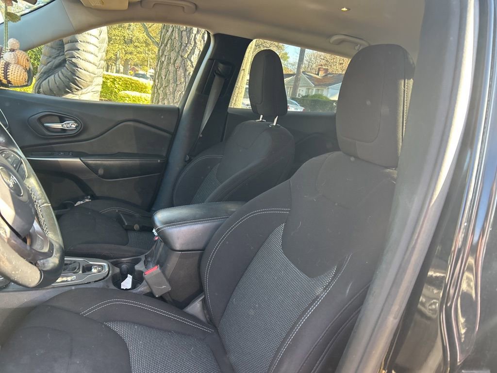 Used 2019 Jeep Cherokee Latitude w/ Cold Weather Group image 19