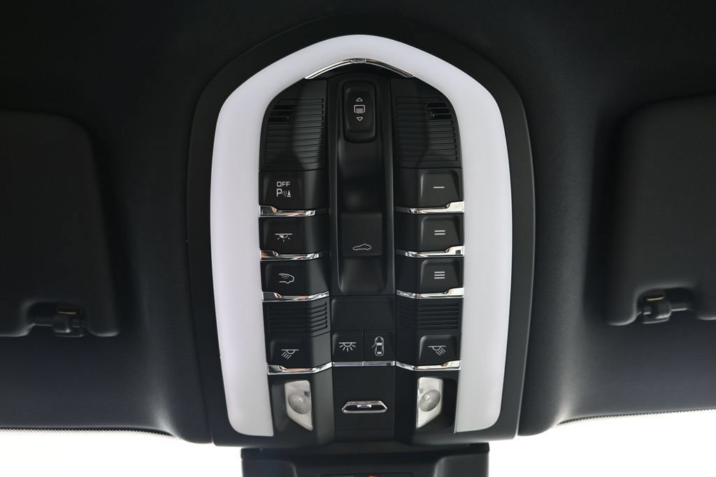 Certified 2024 Porsche Macan AWD/4WD image 23