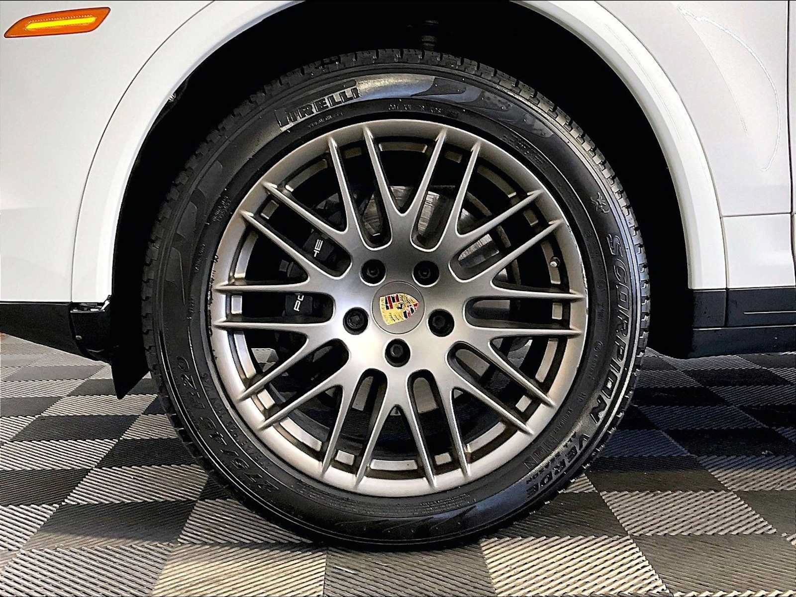Used 2017 Porsche Cayenne Platinum Edition AWD/4WD image 11