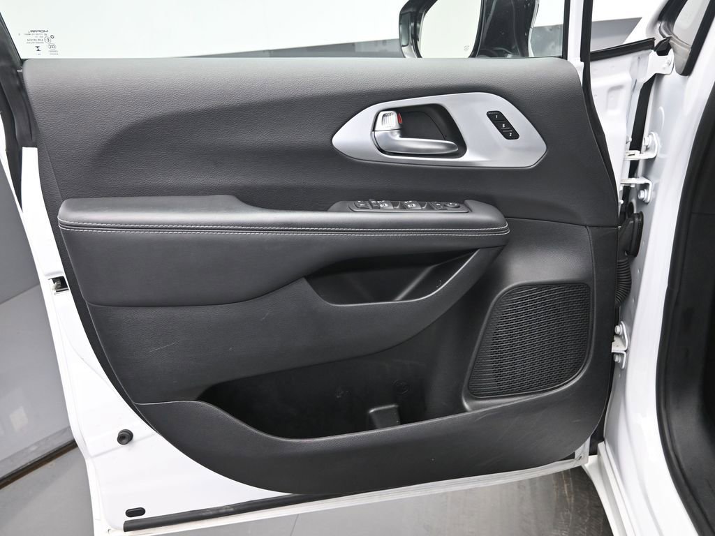 Used 2025 Chrysler Pacifica Limited image 12