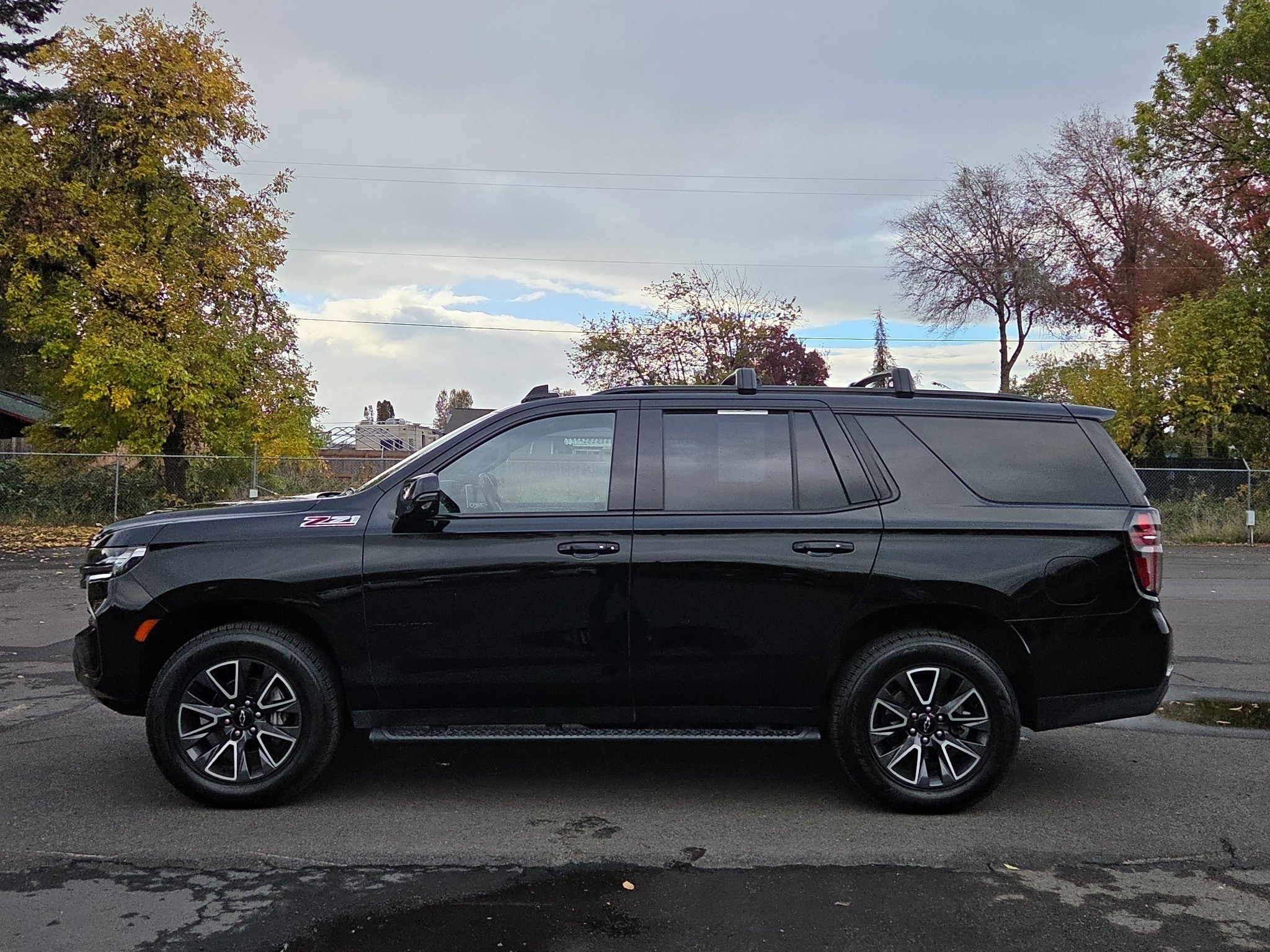 Used 2022 Chevrolet Tahoe Z71 w/ Luxury Package AWD/4WD image 7