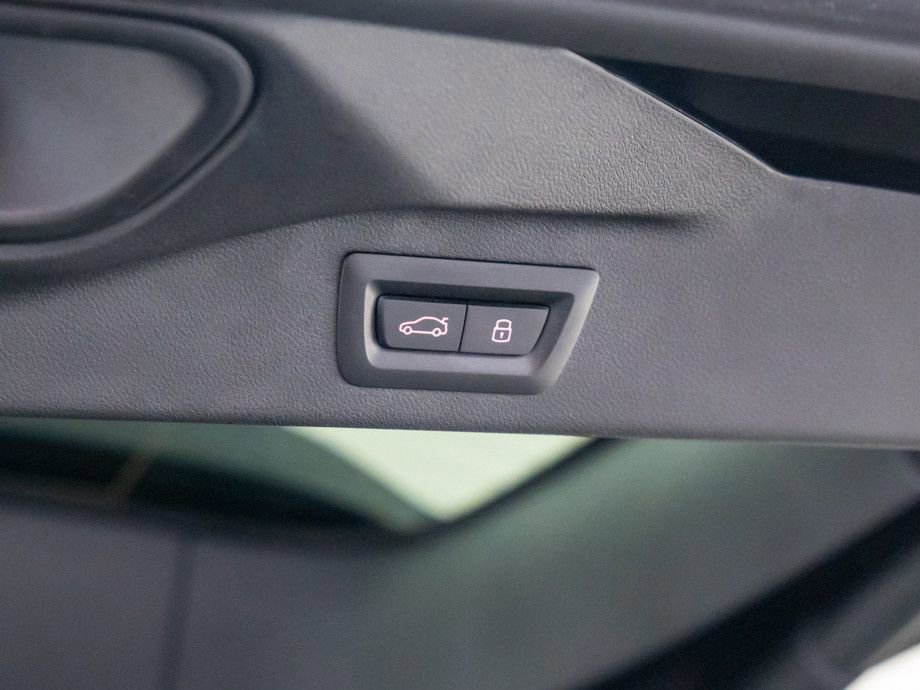 Certified 2025 BMW X7 M60i w/ Executive Package image 37