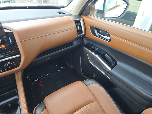 Used 2025 Nissan Pathfinder Platinum w/ Cargo Package image 13