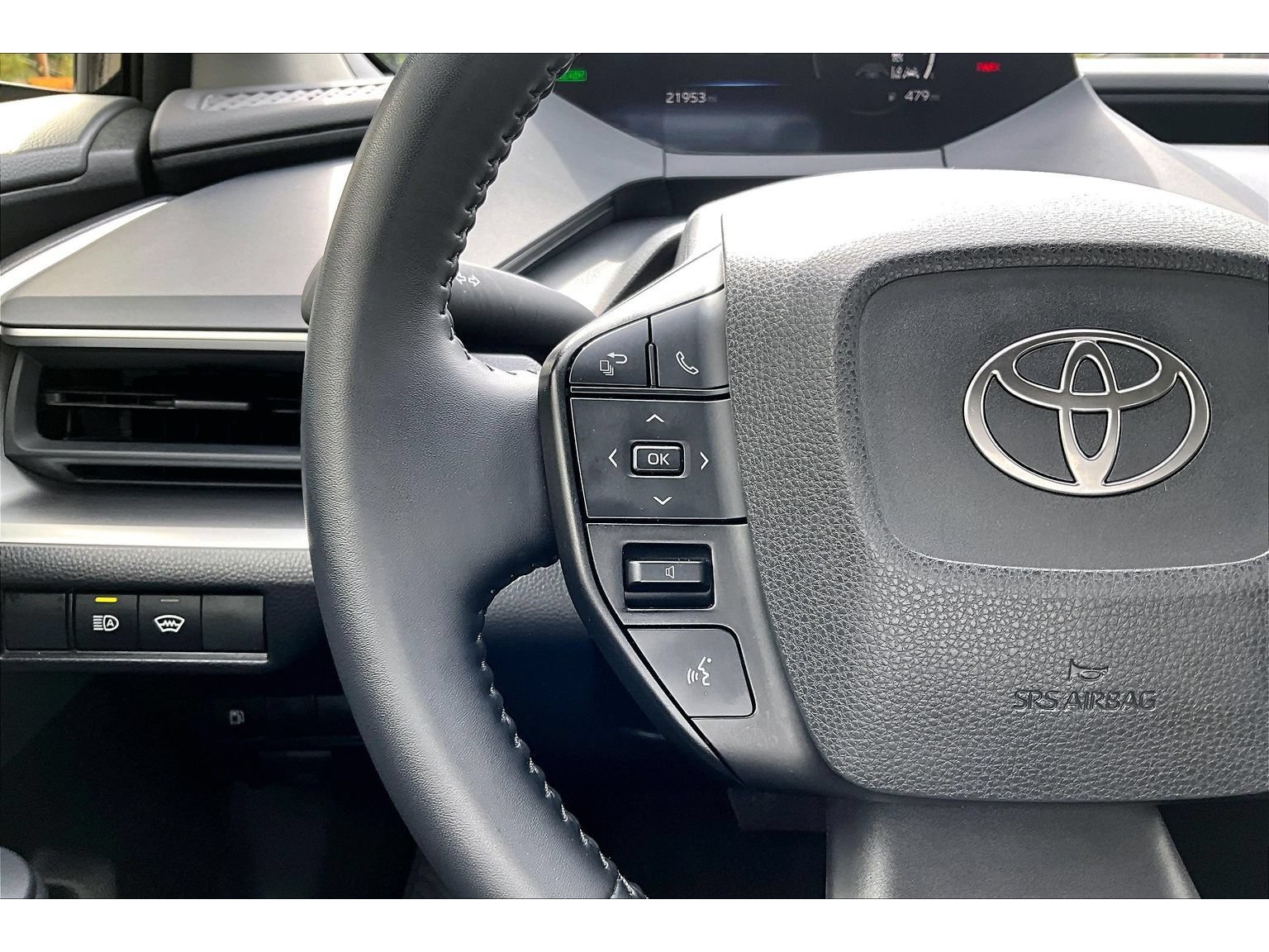 Used 2025 Toyota Prius LE FWD image 18