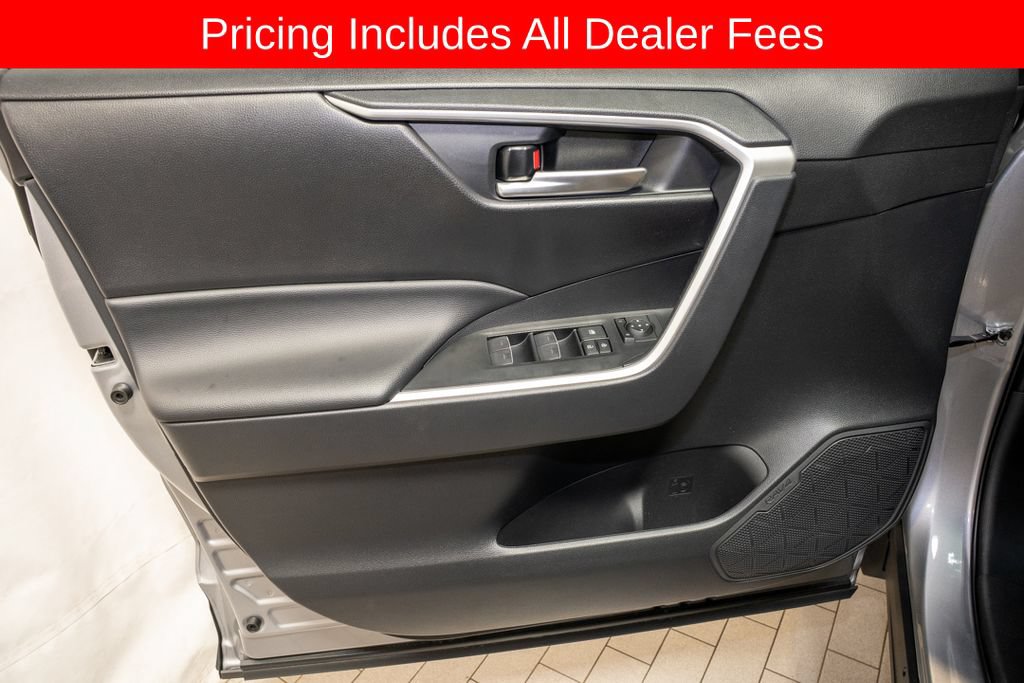 Used 2025 Toyota RAV4 XLE AWD/4WD image 11