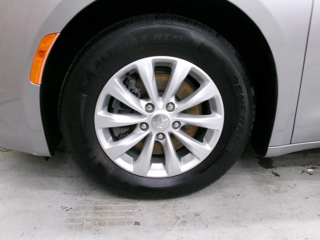 Used 2017 Chrysler Pacifica Touring-L image 2