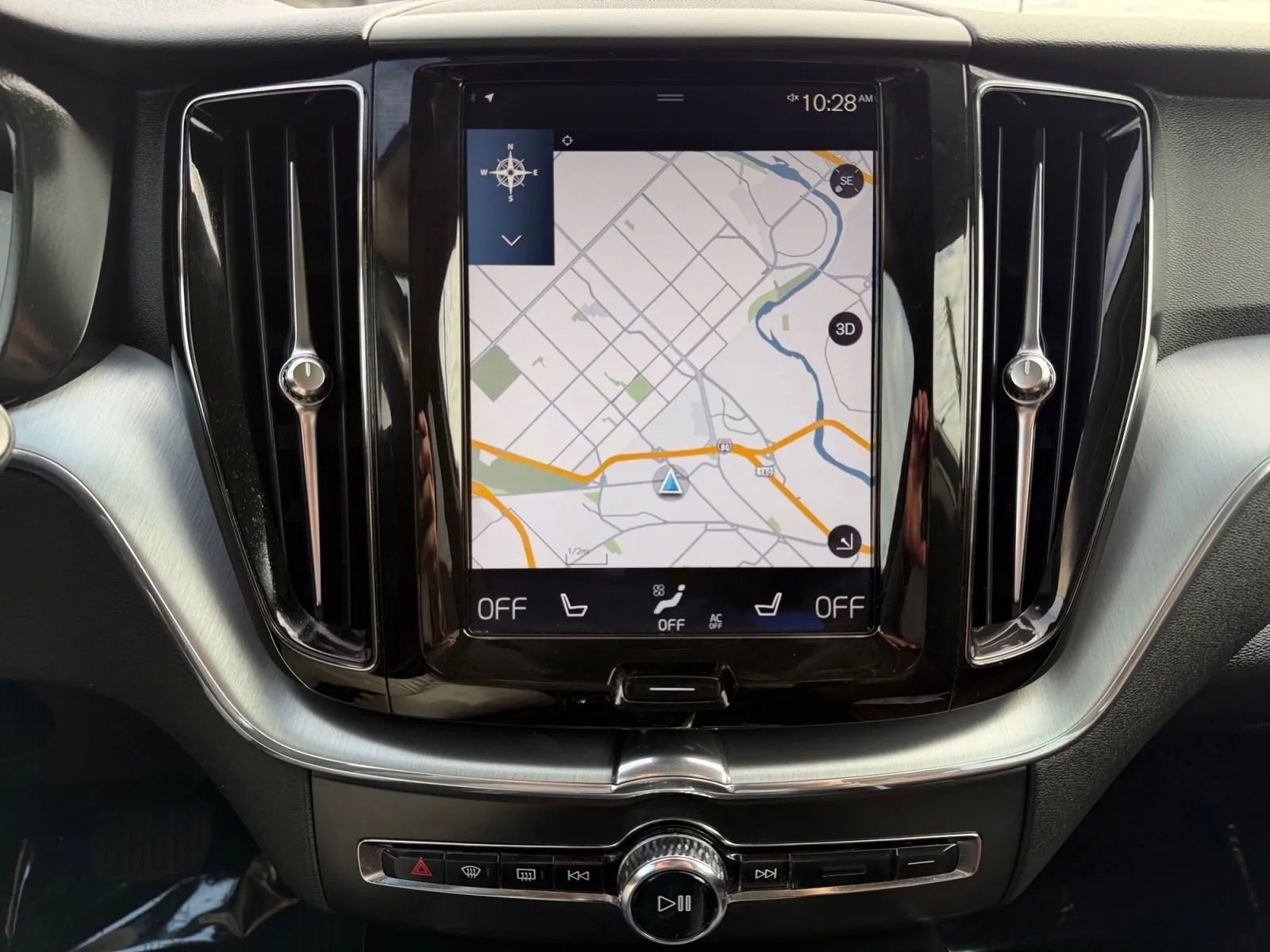 Used 2018 Volvo XC60 T6 Momentum w/ Convenience Package image 13