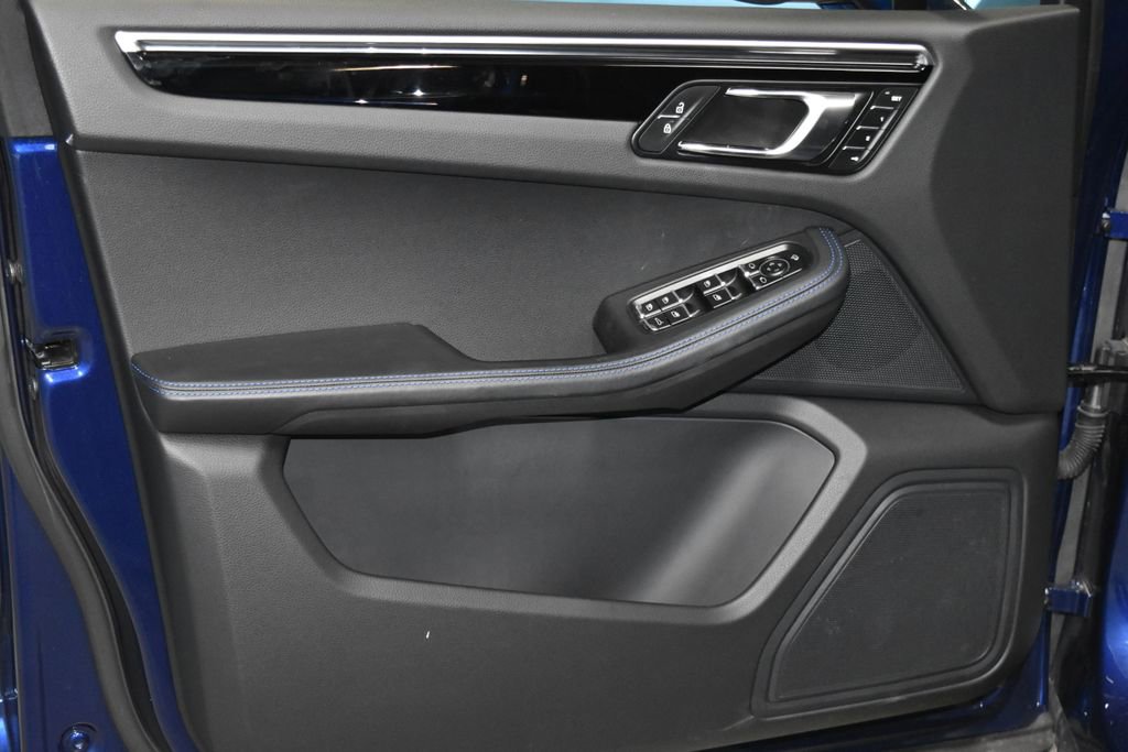 Certified 2024 Porsche Macan image 8
