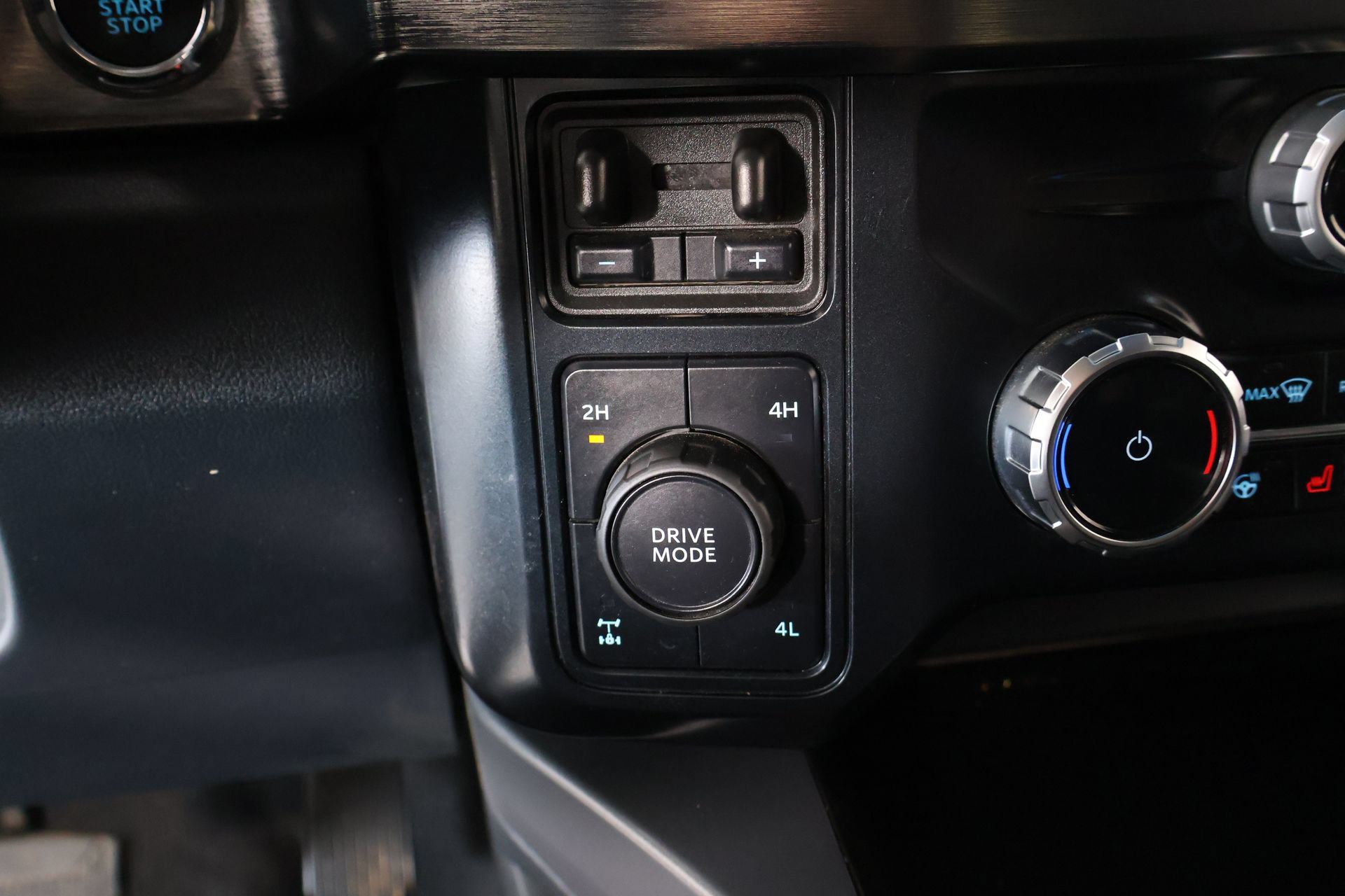 Used 2025 Ford F250 Lariat w/ Black Appearance Package AWD/4WD image 9