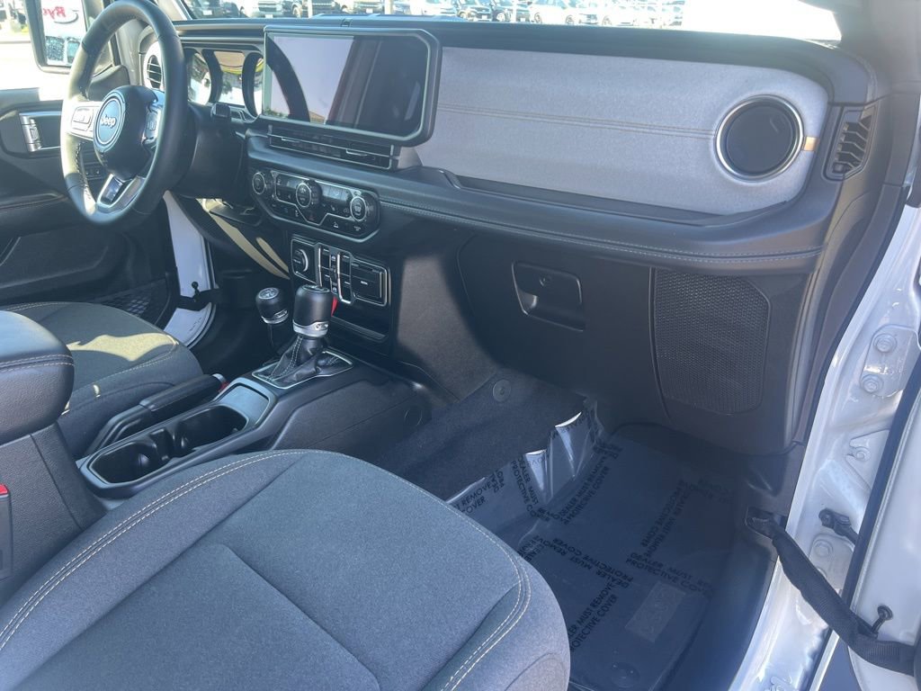 Used 2025 Jeep Wrangler Unlimited Sahara AWD/4WD image 33