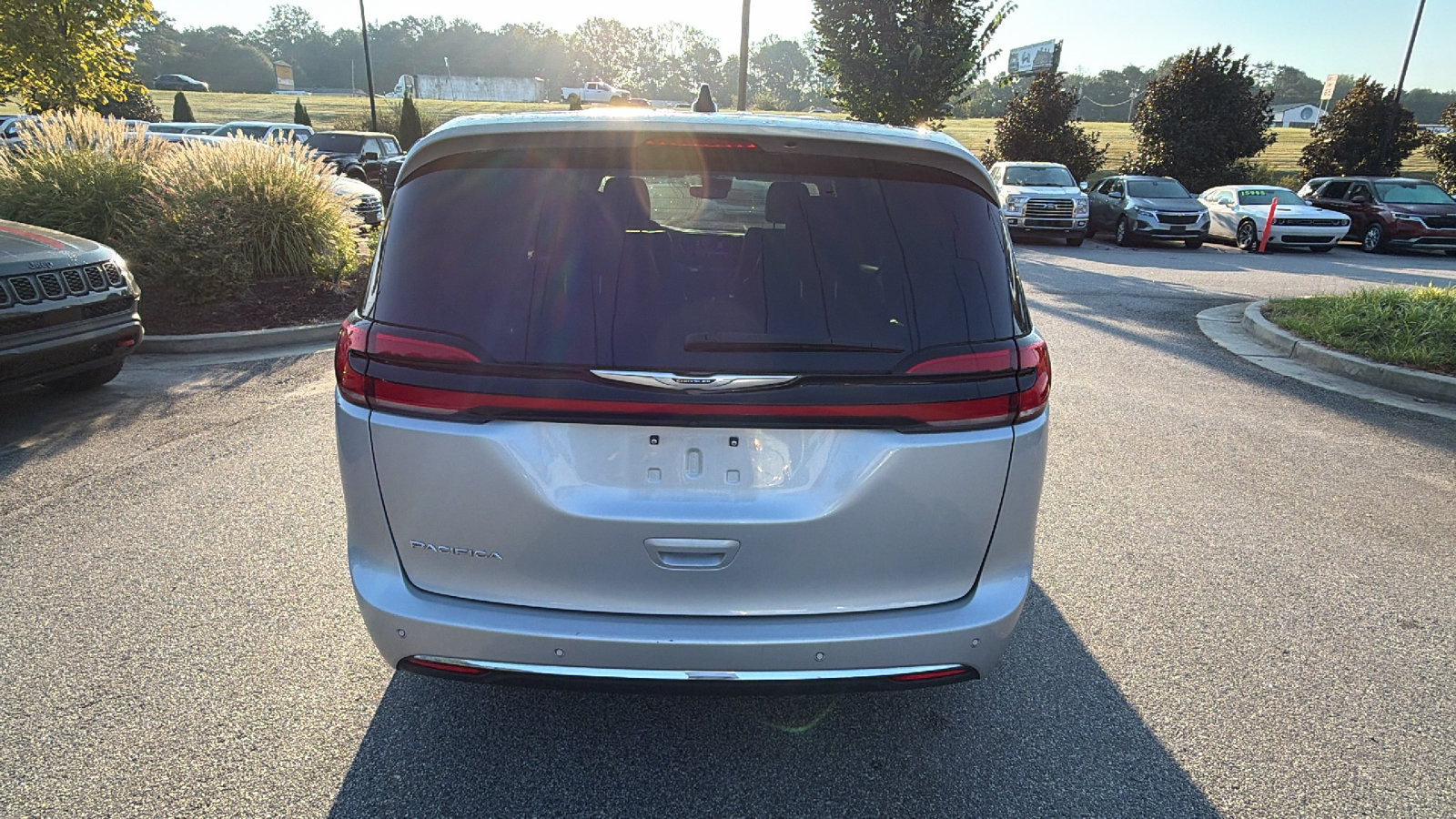 Used 2024 Chrysler Pacifica Touring-L FWD image 9