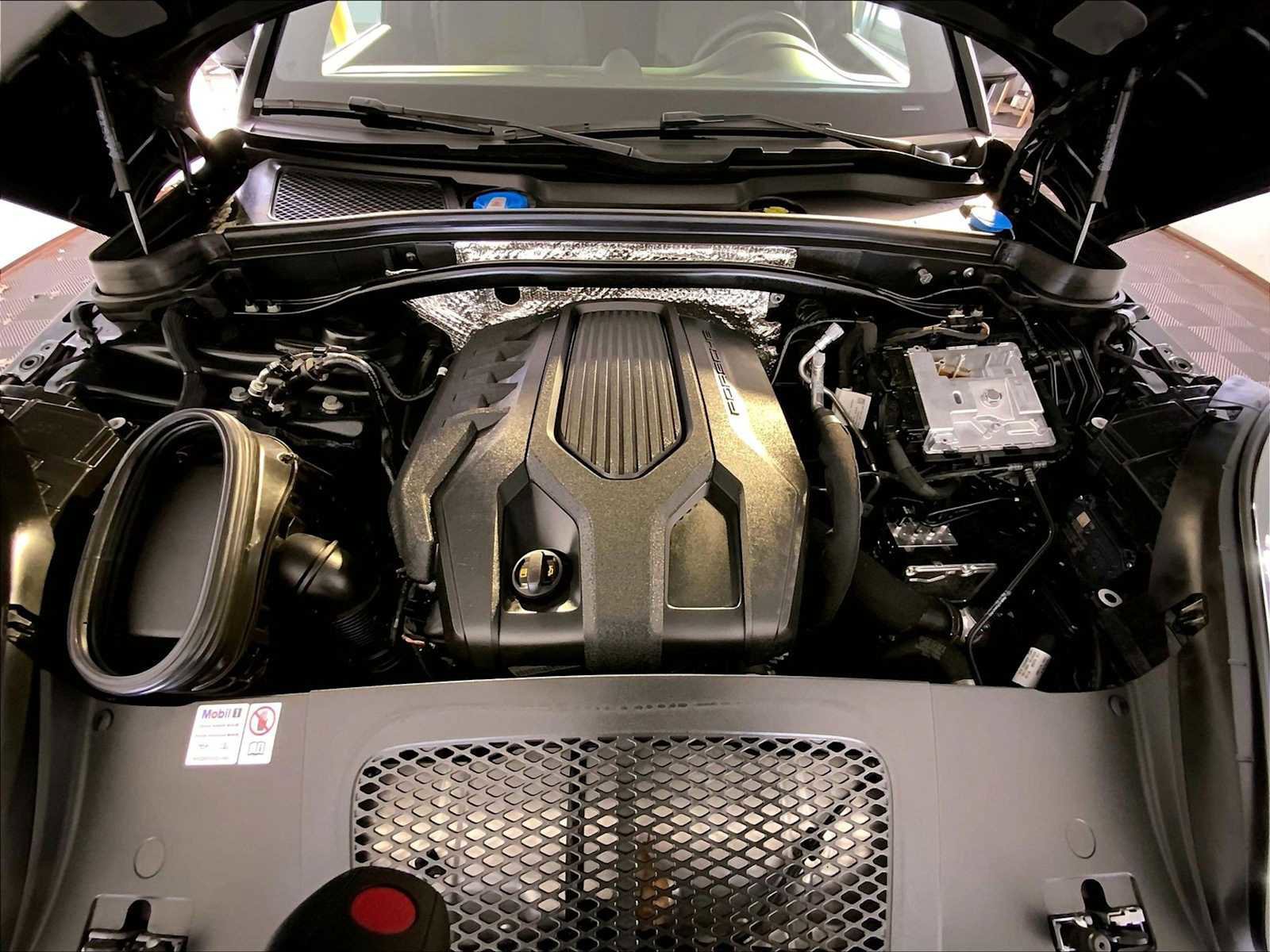 Certified 2024 Porsche Macan image 32