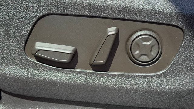 Used 2025 Kia Carnival EX FWD image 31